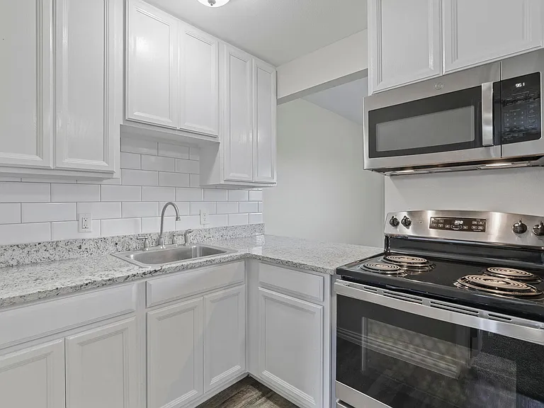 Oak Street Flats: Ranch Style Fully Remodeled Come Check Us Out — Photo 6