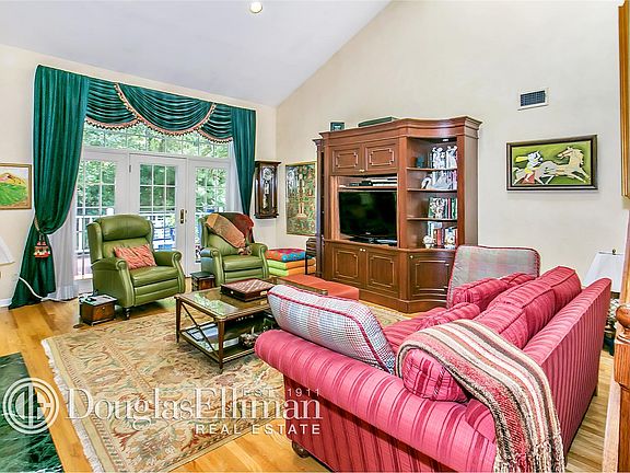 5th image of 320 Baltustrol Cir