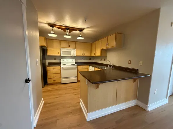 9817 NE Irving St APT 216, Portland, OR 97220