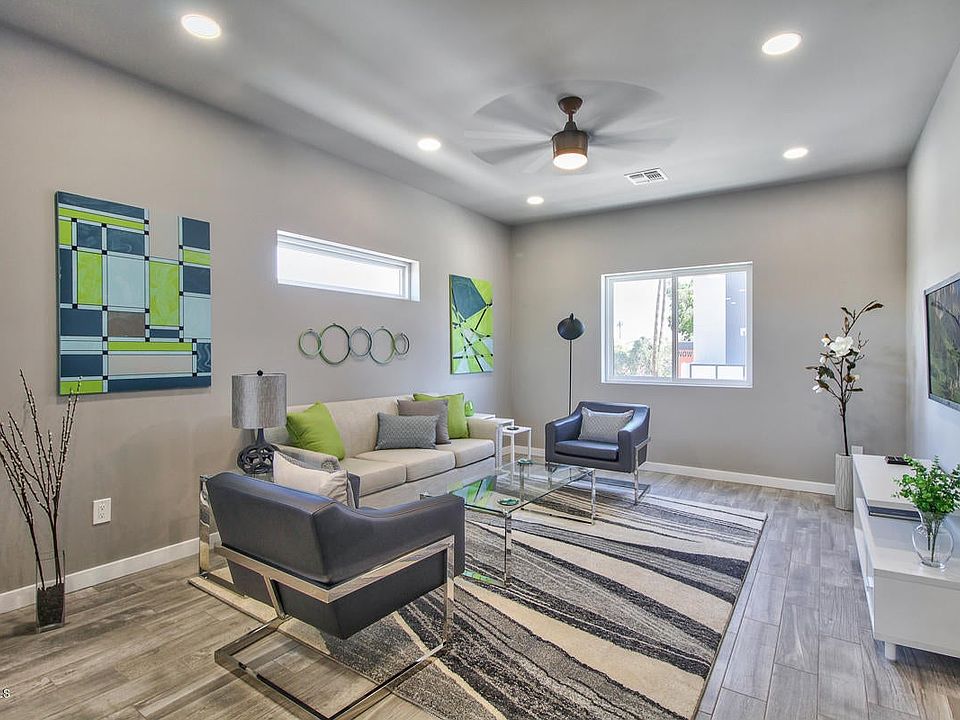 Spacious Living room (home is unfurnished)