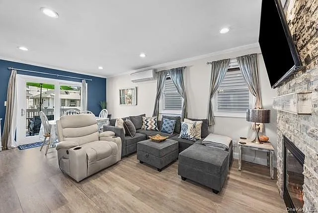3 bed, 1.0 bath, 964 sqft, $3,000 — Photo 3