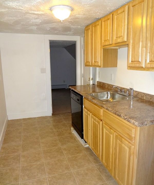 kitchen w/ Dishwasher!