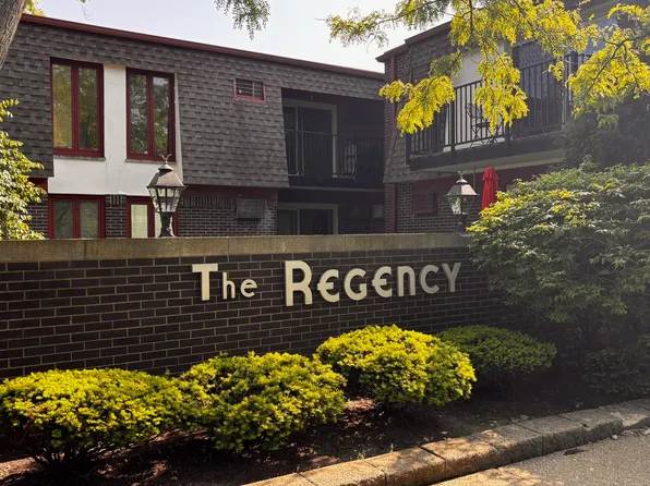 1015 Deerfield Rd APT 132, Deerfield, IL 60015