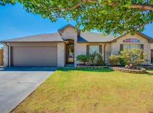 320 W Strasburg Way, Mustang, OK 73064