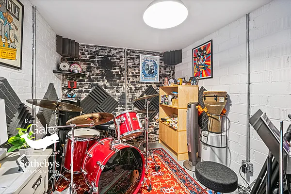 Sold by Daniel Gale Sotheby's International Realty | media 27