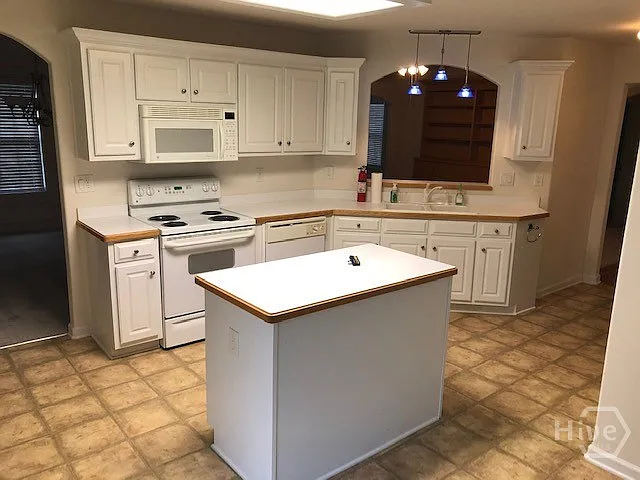 225 Lexington Cir — Photo 12