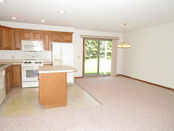 3rd image of 2015 Carina Cir