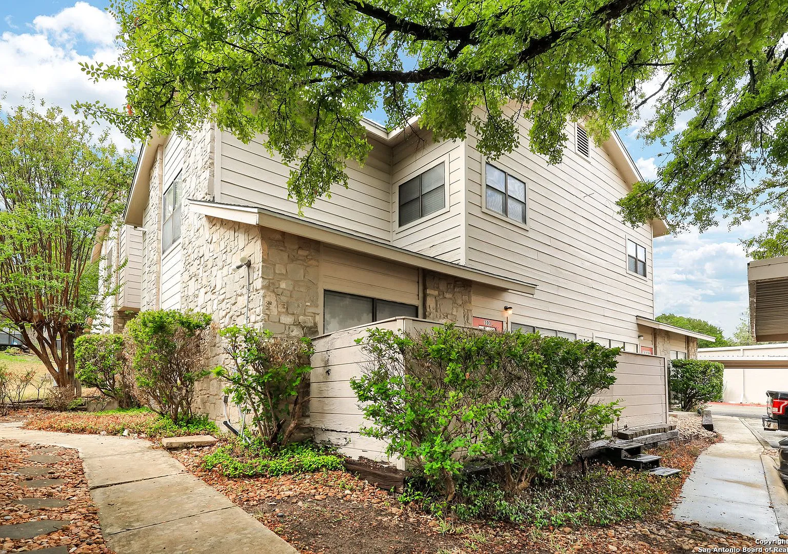 829 W Bitters Rd — Photo 1