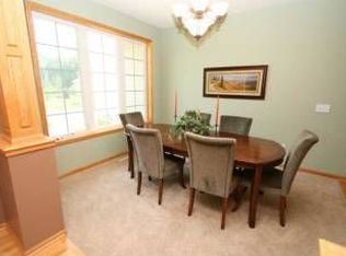 1187 Hawthorne Cir, Shakopee, MN 55379