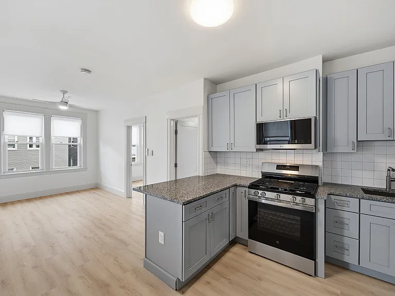 42 W 47th St #2R — Photo 2
