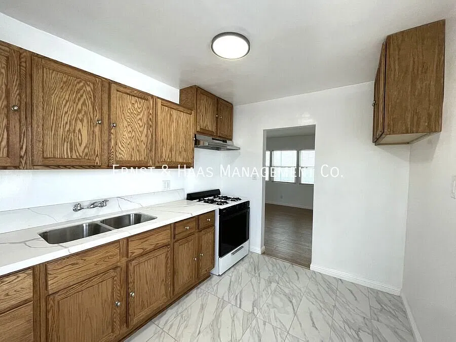 Lovely Beachside 1-Bedroom Apartment in a Classic Art Deco Building! — Photo 4