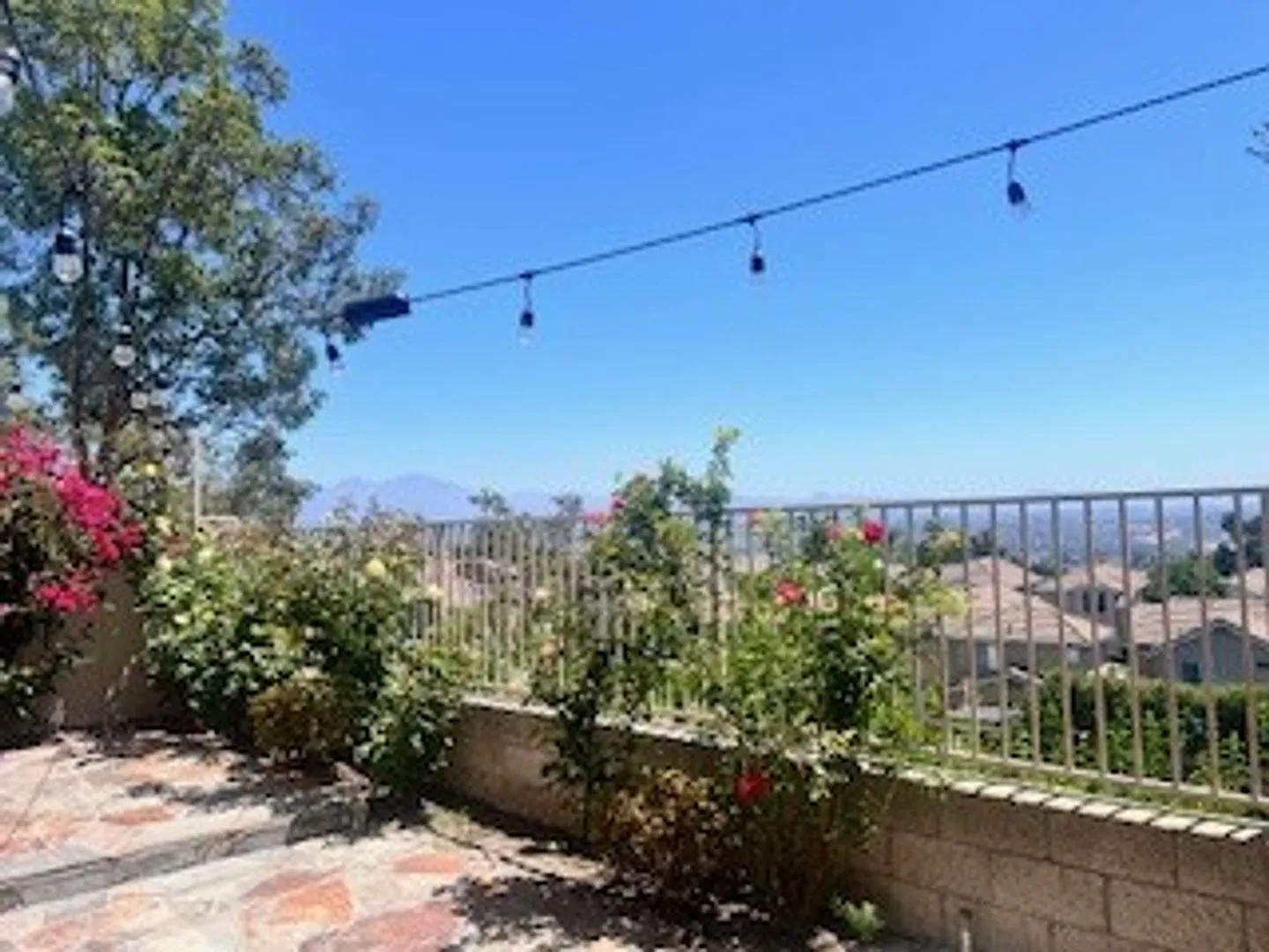 Picture Perfect 2 Br/2 Bath Plus Loft Detached Home In Gated Community — Photo 4