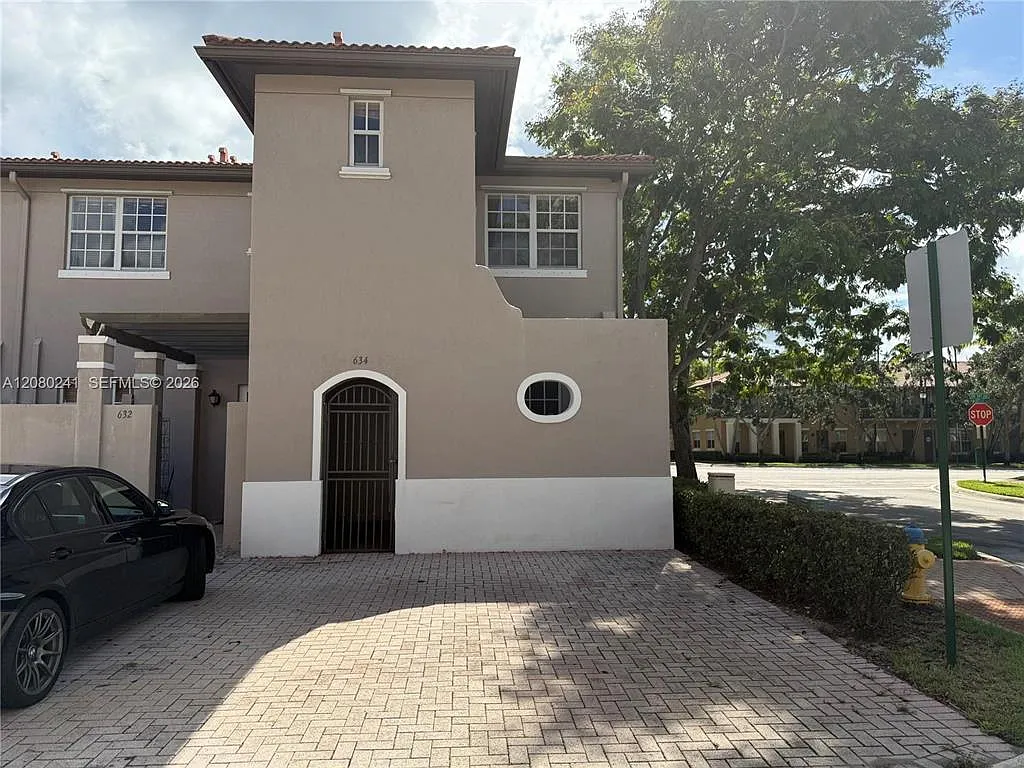 3 bed, 2.5 bath, 1568 sqft, $2,797 — Photo 3