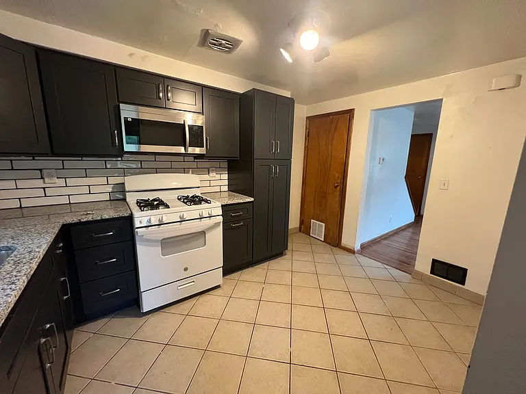 269 Universal Rd #MAIN — Photo 11