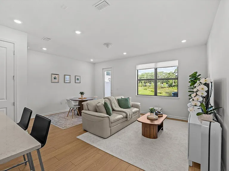276 SW Sally Way — Photo 14