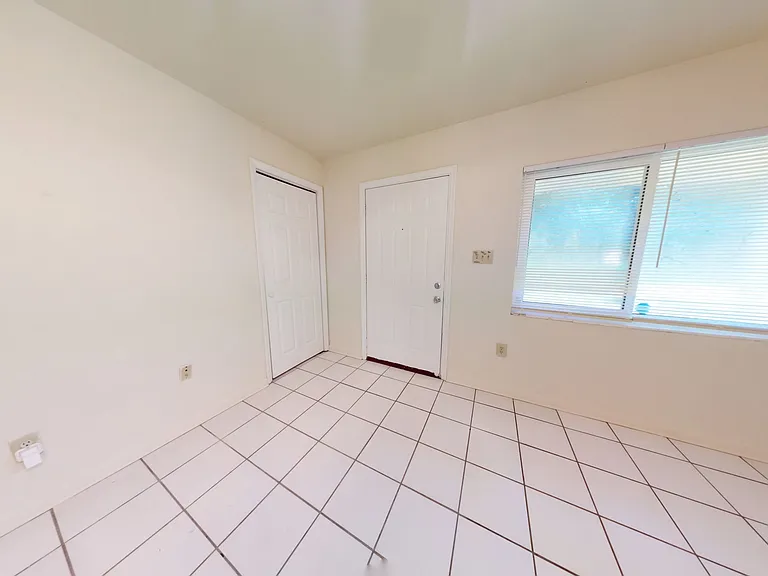2101 Karen Ln — Photo 7