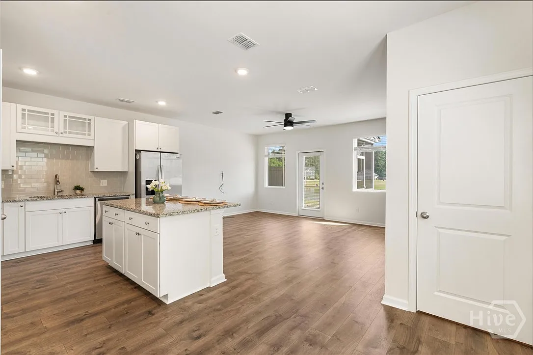 3 bed, 2.5 bath, 1761 sqft, $2,600 — Photo 3