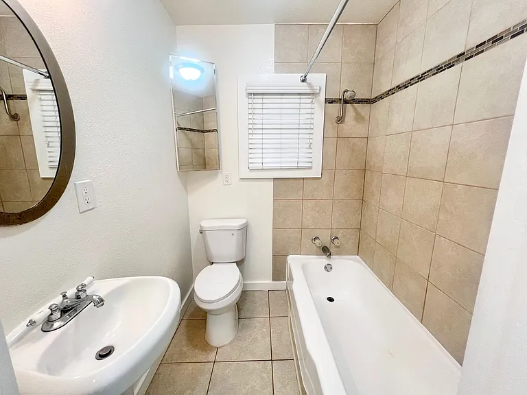 Charming 2 Bed / 2 Bath Apartment on Ocean Blvd Garage Included — Photo 11