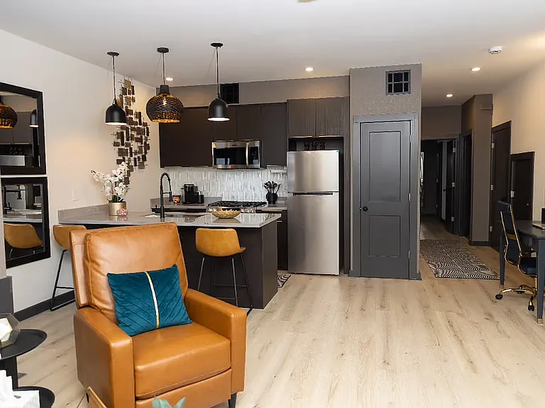 2560 Orleans Ave — Photo 2