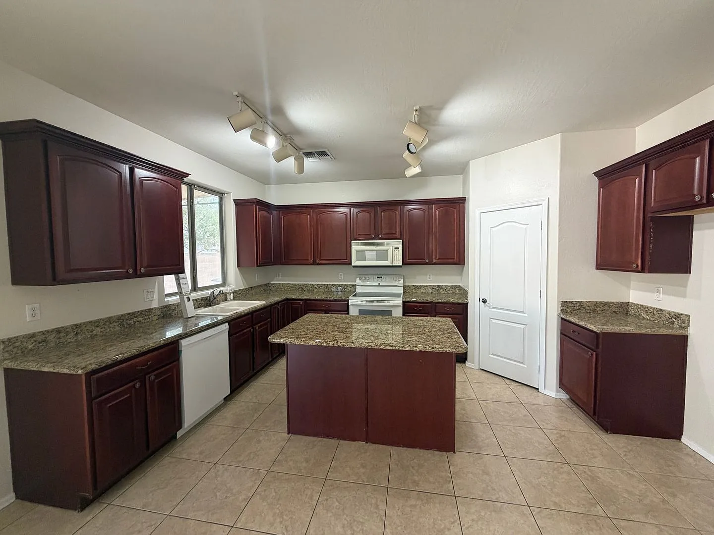4 bed, 3.0 bath, 2428 sqft, $2,500 — Photo 2
