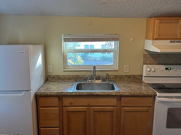 3rd image of 146 E Voorhis Ave Unit 6
