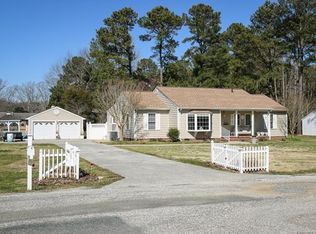 48 N Sioux Rd, Kilmarnock, VA 22482