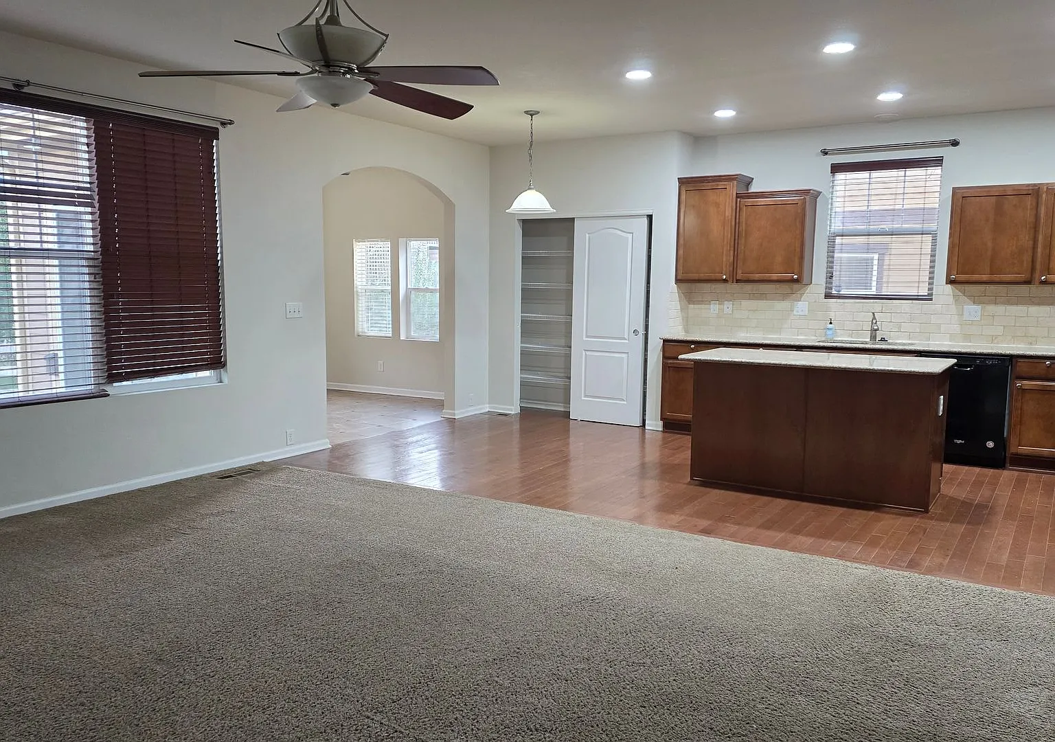 Spacious 5-Bedroom Home the Anthem neighborhood of Broomfield — Photo 2