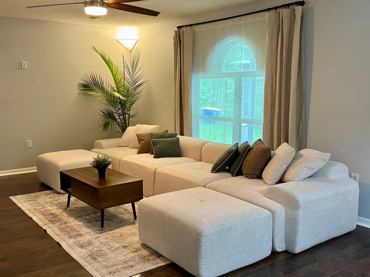 4 bed, 2.5 bath, 2802 sqft, $3,400 — Photo 3