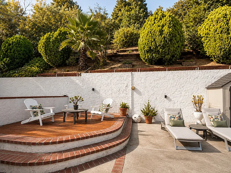 5810 Serrania Ave — Photo 15