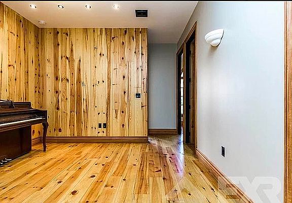 4th image of 258 Grand St APT 4