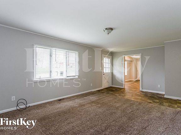 4th image of 104 E Oak St