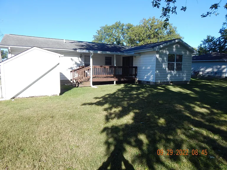 922 Penguin St — Photo 2