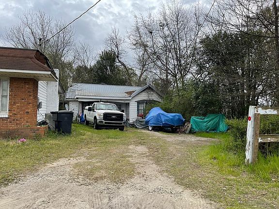 4th image of 832 N Center St
