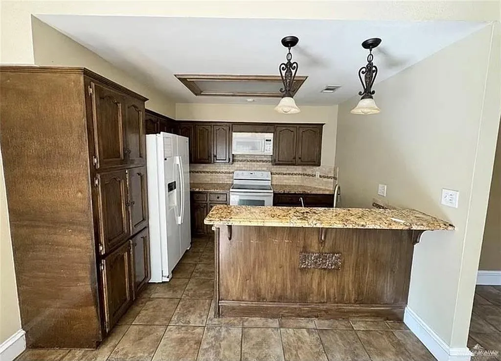 3 bed, 2.5 bath, 1519 sqft, $1,700 — Photo 2