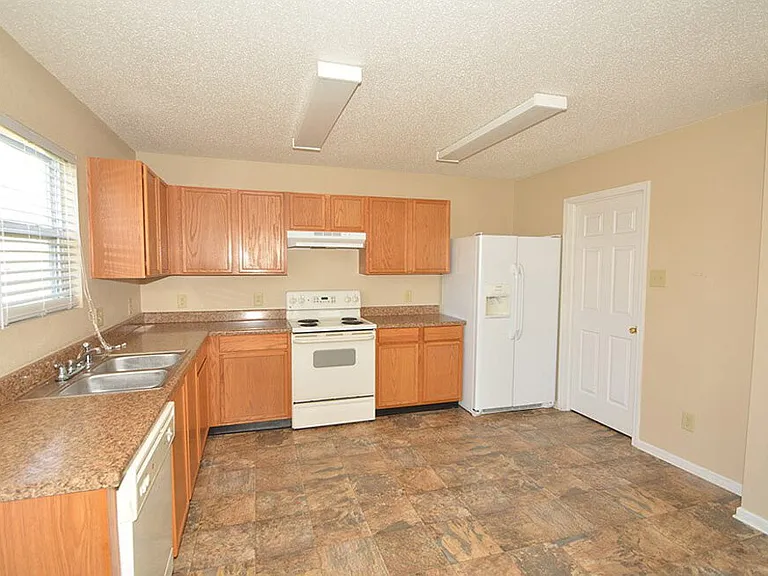5660 Grassy Bank Dr — Photo 11