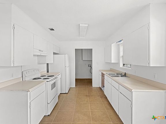 3rd image of 903 W 1st St