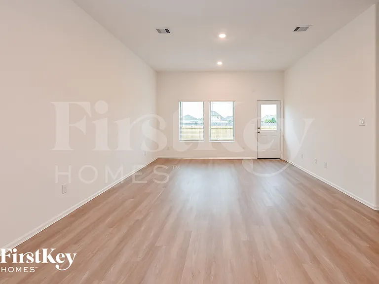 501 Maple Bend Ln — Photo 2