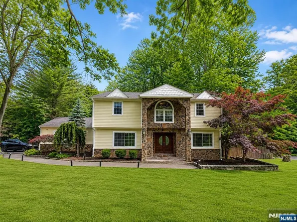 76 Millbrook Cir, Norwood, NJ 07648