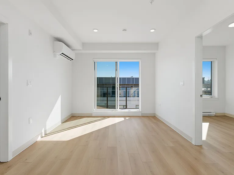 1529 Oxford St — Photo 73