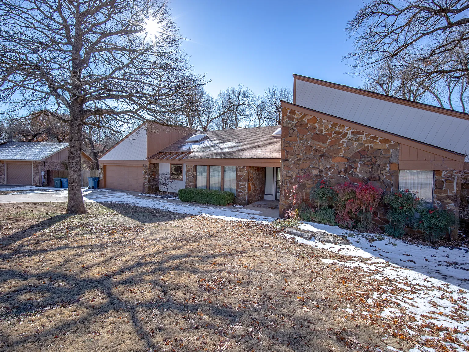 3 bed, 2.5 bath, 2160 sqft, $2,395 — Photo 3