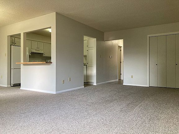 3rd image of 4565 Woodland Ave Unit 1