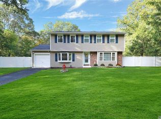 17 Bellaire Dr, Ridge, NY 11961