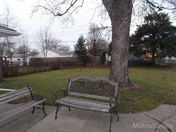 3rd image of 22949 Colony St