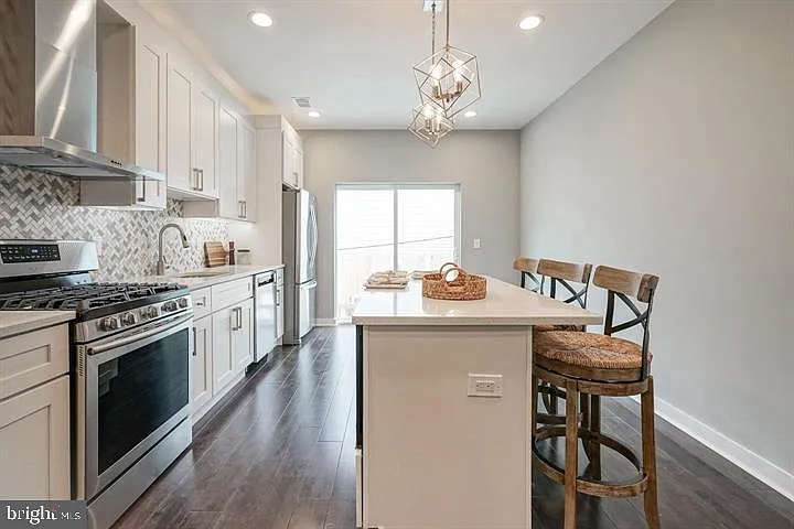 4 bed, 3.0 bath, 2600 sqft, $3,000 — Photo 2