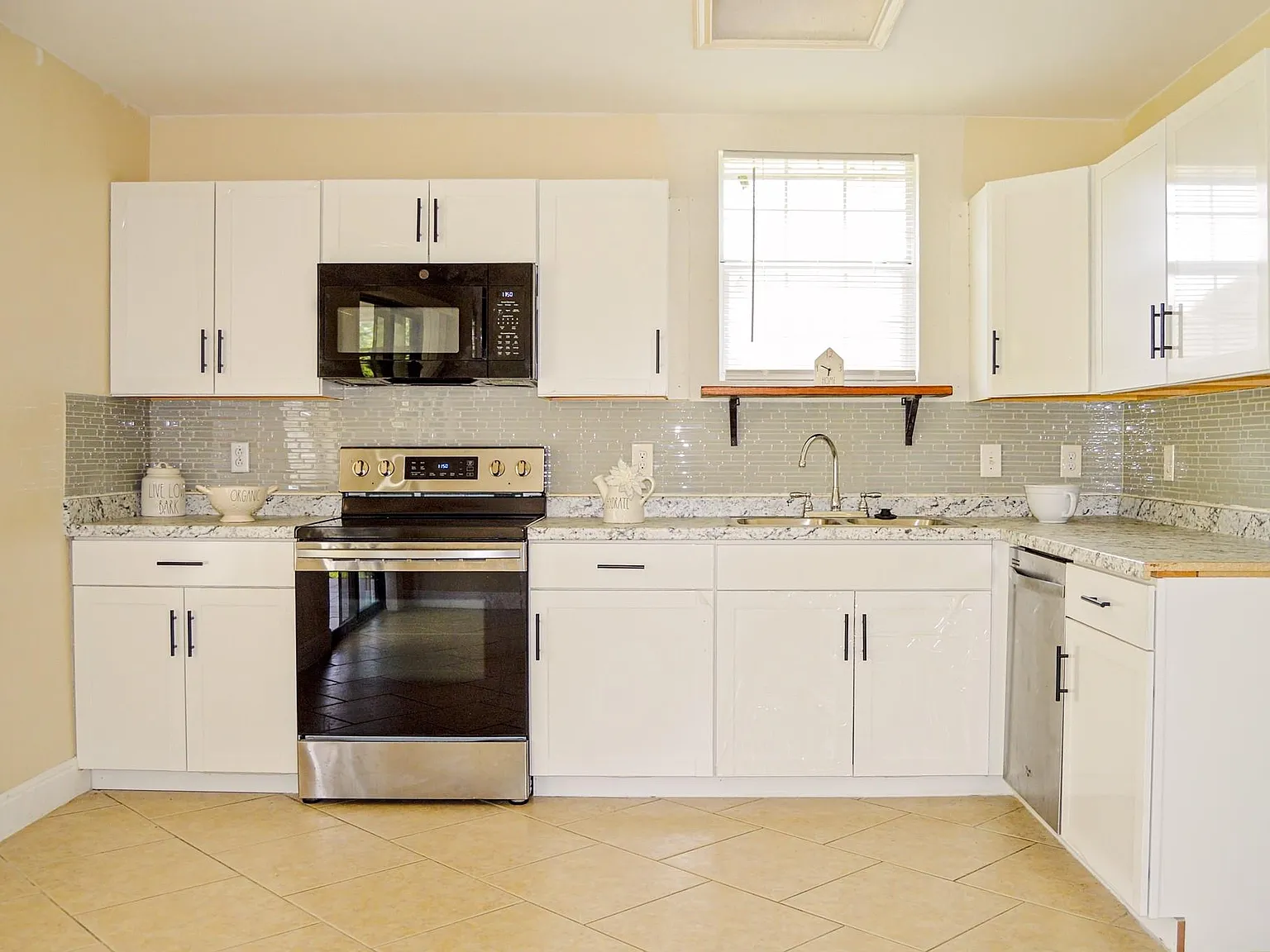 3 bed, 2.0 bath, 1191 sqft, $2,000 — Photo 3
