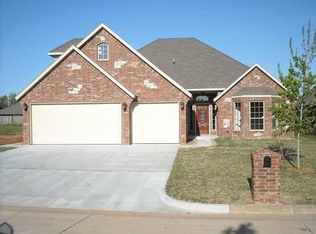 916 Covington Ln, Midwest City, OK 73130
