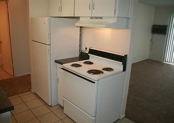 1 BR - Kitchen