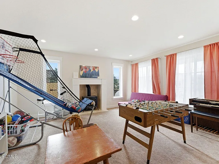 415 E Earl St — Photo 12