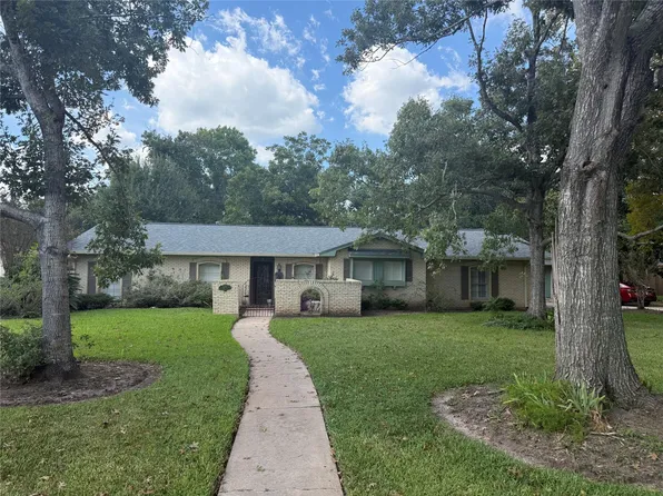 309 Linden Ln, Lake Jackson, TX 77566