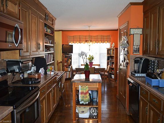 3rd image of 218 Cross Creek Dr
